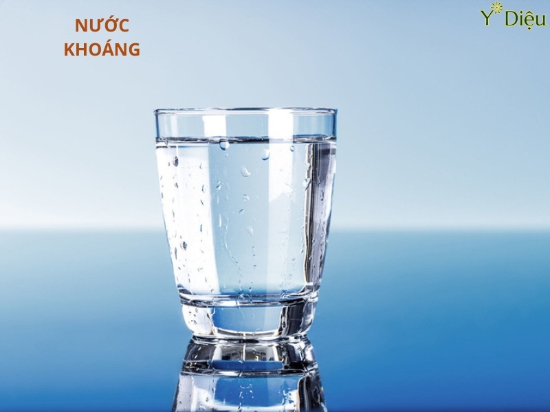 Uống đủ nước cũng là một cách trị táo bón ở người lớn hiệu quả