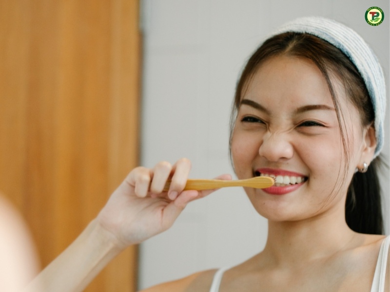 Đánh răng đúng cách cũng có thể hạn chế bị nứt lưỡi.