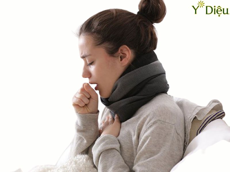 Ho kéo dài là triệu chứng điển hình và phổ biến nhất trong viêm phổi mạn tính