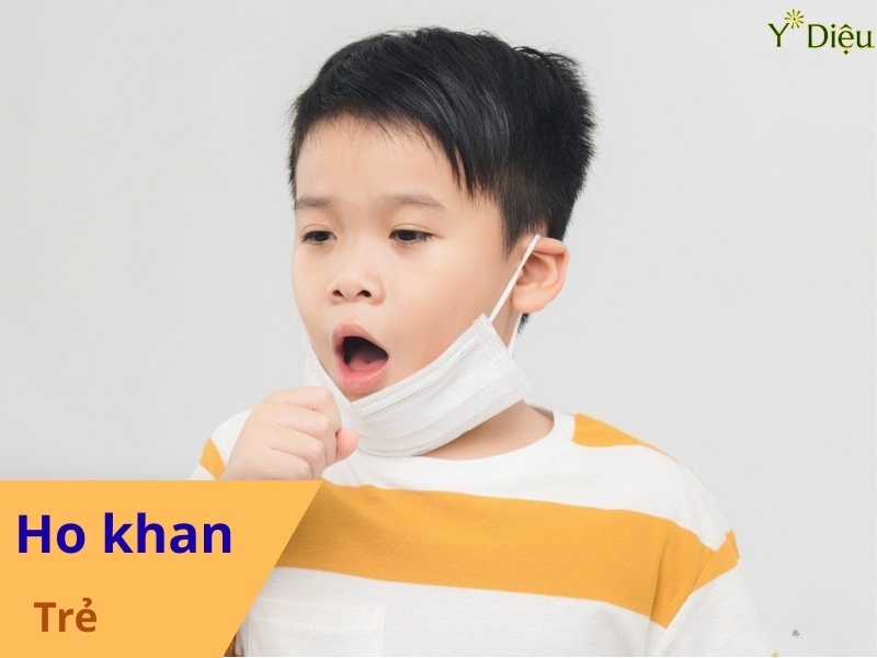 Khi trẻ ho về đêm nhiều nên đi thăm khám và điệu trị.